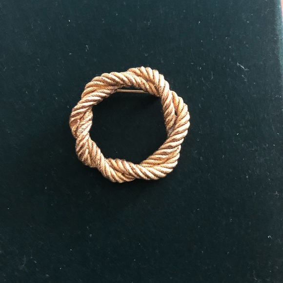 Brooch. Gold tone rope design. - Picture 2 of 4